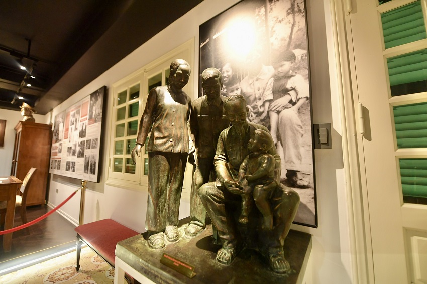  The statue of Uncle Ho and the General’s family